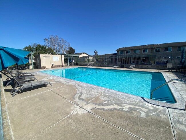 Building Photo - Two Bedroom Huntington Beach Townhouse w/ ...