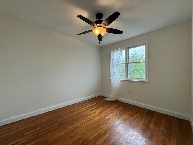 Building Photo - Charming 2 Bed 1 Bath Interior Townhome Wi...