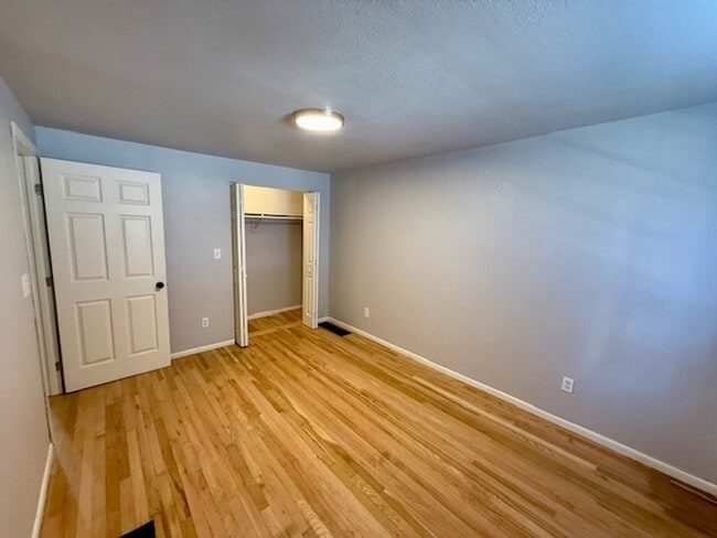 Building Photo - Remodeled 2-Bedroom