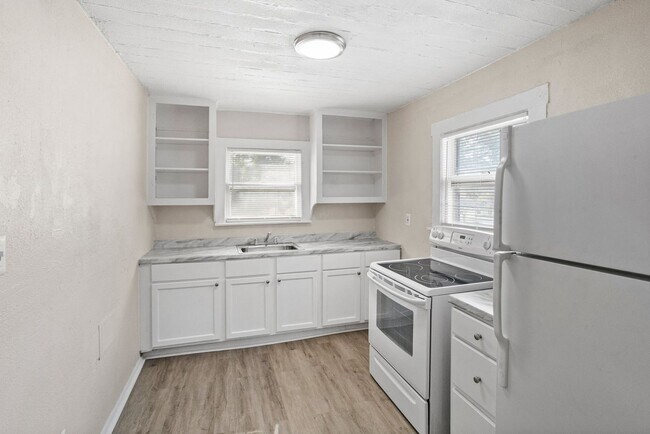 Building Photo - 935 Union St S