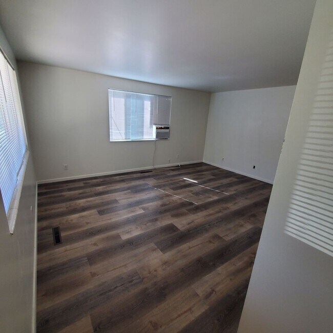 Building Photo - 866 600 W