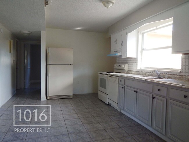 Large open kitchen - 1512 Maureen Ave