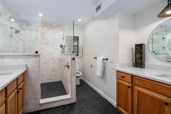 Building Photo - 8303 N River Oaks Ct