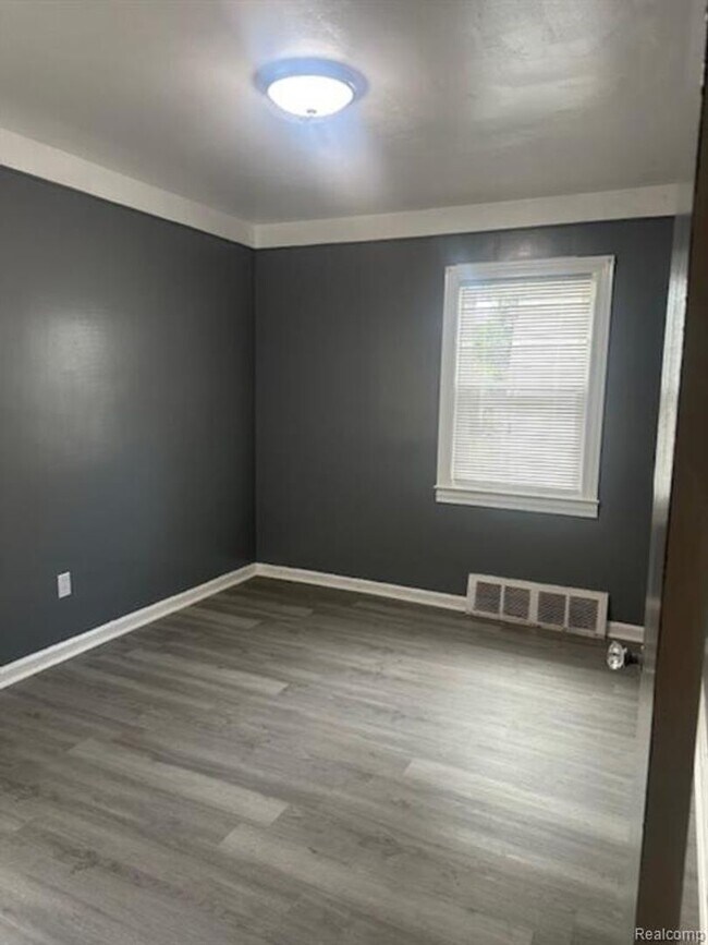 Building Photo - Clean 3 Bed / 1 Bath Home