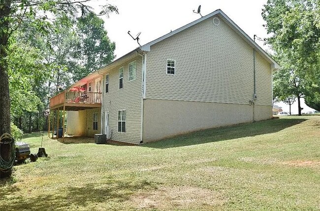 Building Photo - Spacious 3-Bedroom Home with Huge Daylight...
