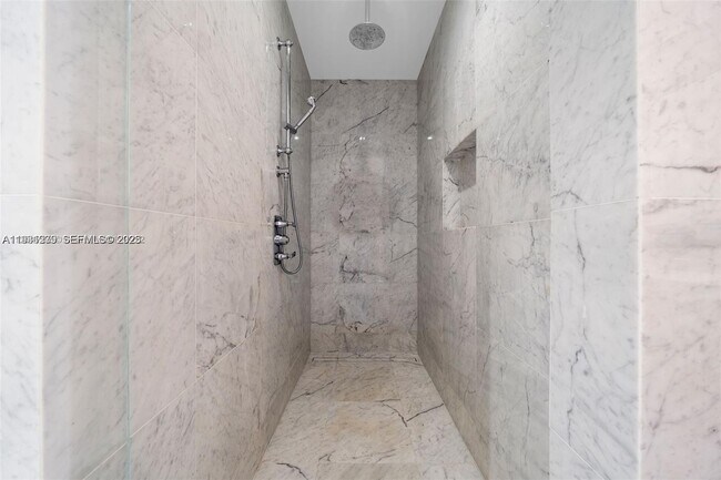 Building Photo - 15701 Collins Ave