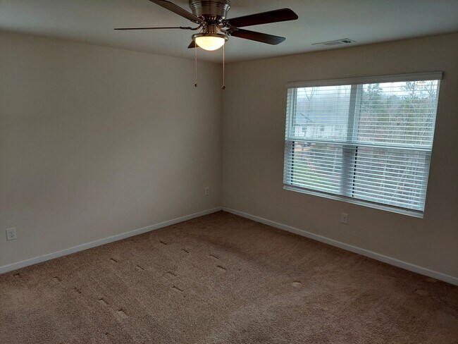 Building Photo - Stunning Townhome with Modern Finishes & Resort-Style Amenities – Available July 1!