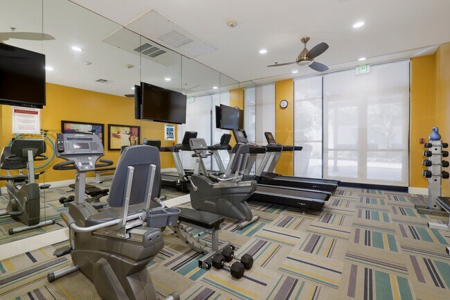 Building Photo - 931 E Walnut St