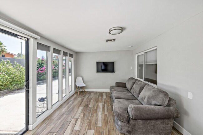 Building Photo - Luxury housing ,Close to U of A! Newly Ren...