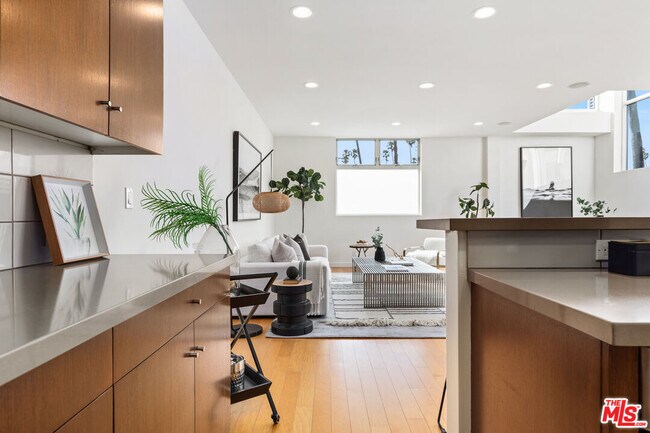 Building Photo - 2307 Oakwood Ave