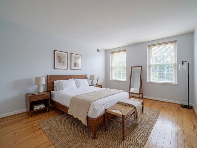 Building Photo - Sunny & Renovated 2BR 1BA in NW DC McLean Gardens Oasis!