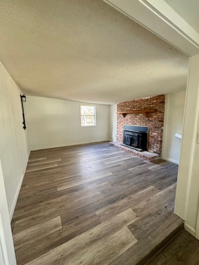 Building Photo - FOR RENT