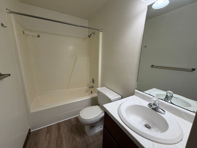 Building Photo - 517-E S Silverwood Lane