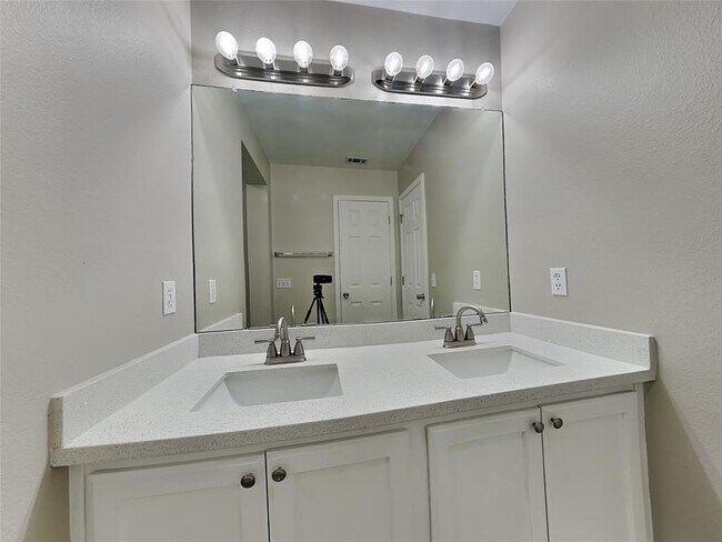 Building Photo - 501 Tobin Dr