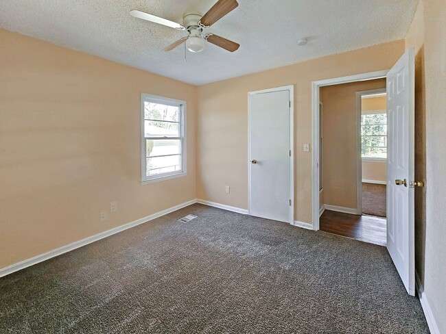 Building Photo - 4/2 Ranch with Fenced Yard