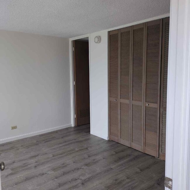 Building Photo - SKY TOWER / WARD - 2BR/2BA/1PRK Partly Furnished