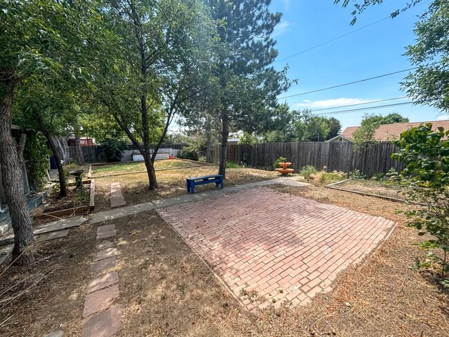 Building Photo - Beautiful 3-Bedroom, 1.5-Bathroom Home wit...