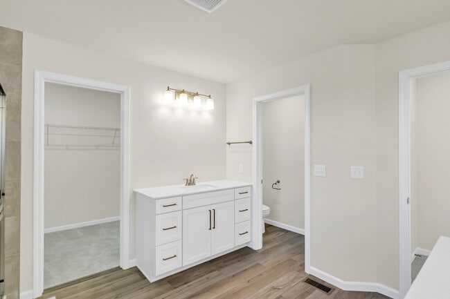 Building Photo - 668 Branson Dr