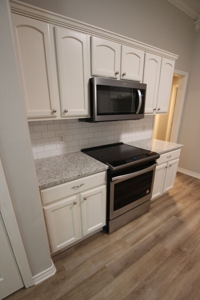 Building Photo - Coming Soon! - Beautiful 3 Bedroom, 2 Bath Home in Tyler! Gated Community!