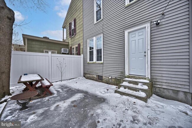 Building Photo - 413 W Louther St