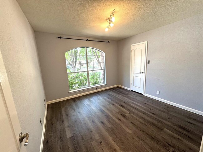 Building Photo - 5019 Cleves St