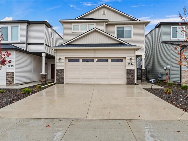 Building Photo - Free September Rent!  Beautiful Newer 4 Bed, 3 Bath located in the heart of Meridian - available ...