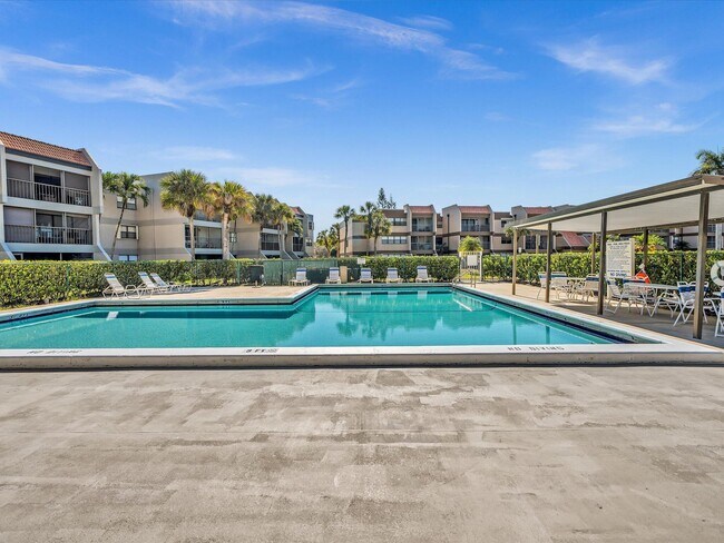 Building Photo - 220 Lakeview Dr