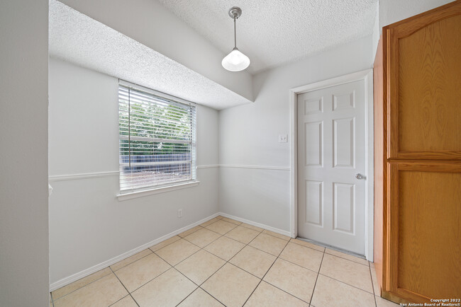 Building Photo - 4851 Castle Arms Dr
