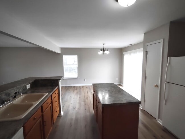 Building Photo - Move-In Ready Home located in the Back Cre...