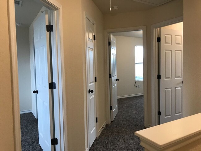 Building Photo - Town home for rent