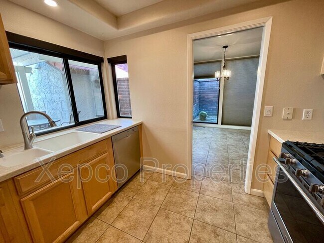 Building Photo - 2353 E Miramonte Cir