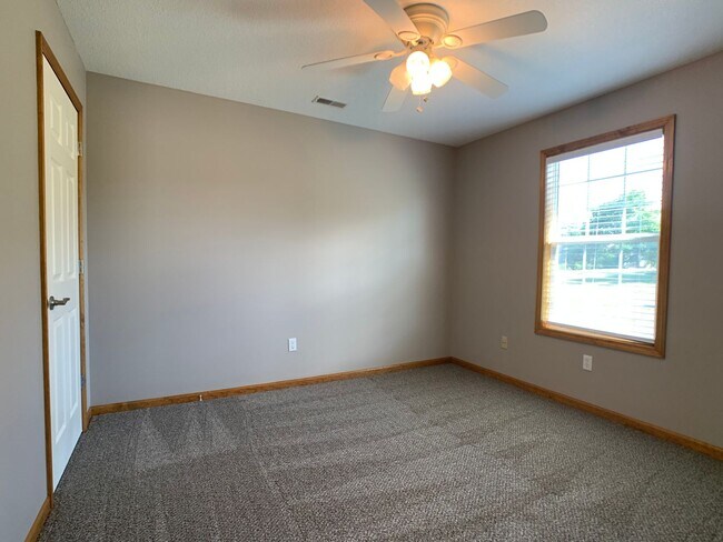 Building Photo - Freshly Updated, One Level Ranch, No Steps...
