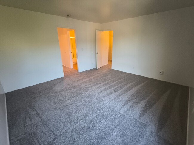 Building Photo - TOP FLOOR 1BD/1BATH Condo Available For Rent at the Watergate Community in Emeryville!!!!
