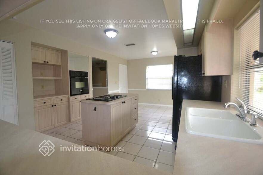 Building Photo - 10902 NW 19th St