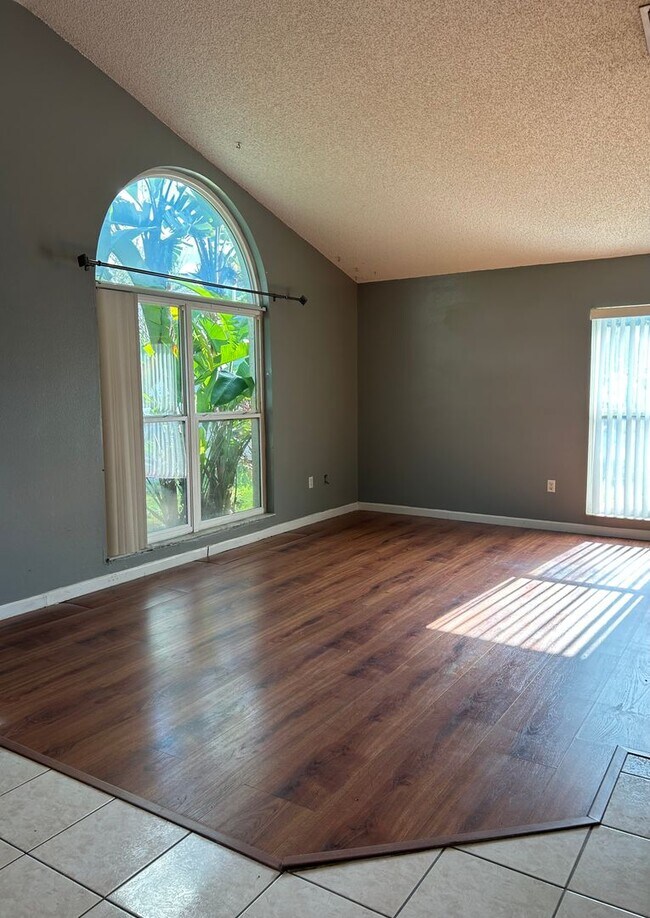 Building Photo - Waterfront Pool Home in Waterford Lakes