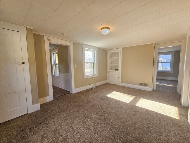 Building Photo - 7 Monson Pl