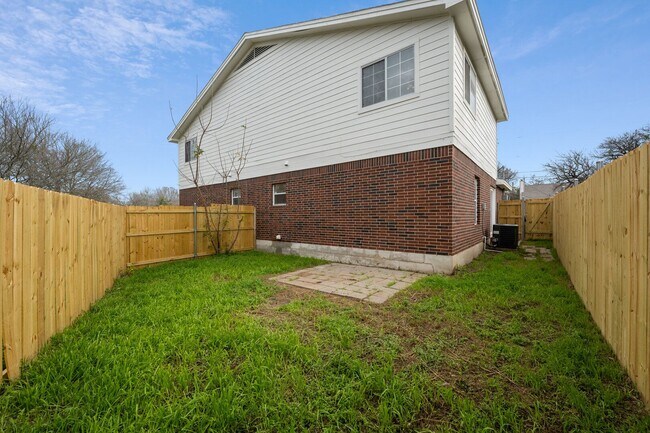 Building Photo - 203 Tamara Dr
