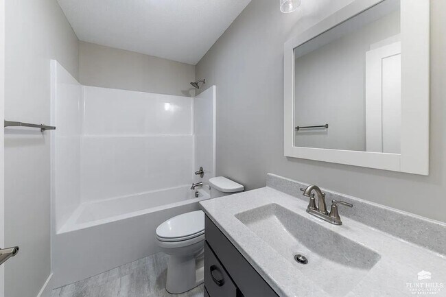 Building Photo - Open-Concept Modern 3 Bedroom, 3 bathroom house