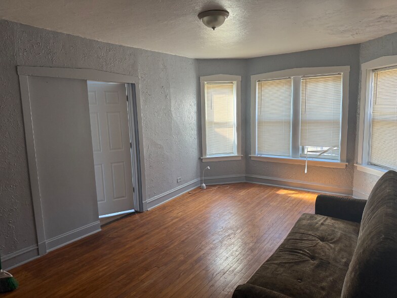 Building Photo - 6619 S Greenwood Ave