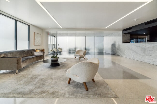 Building Photo - 818 N Doheny Dr