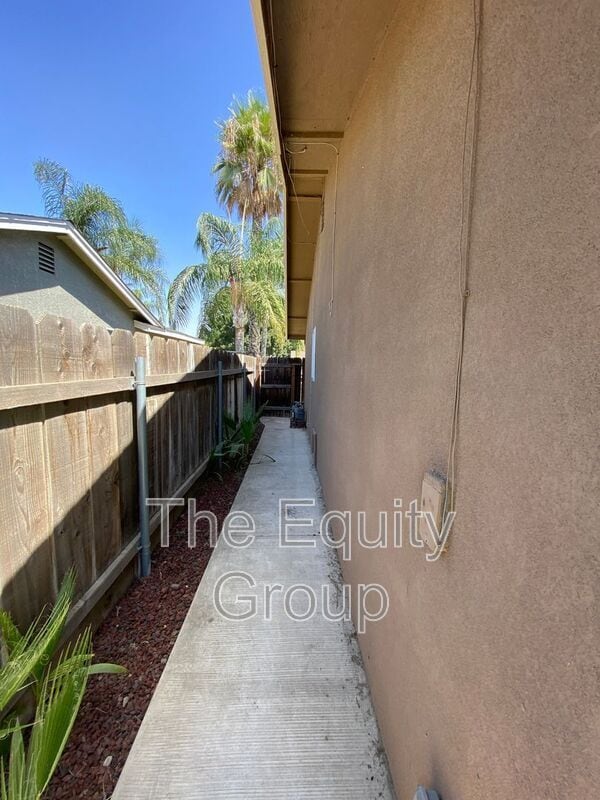 Building Photo - 1927 S Julieann Ct