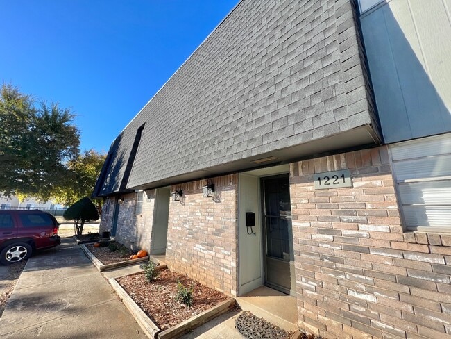 Building Photo - 1223 Lakecrest Dr