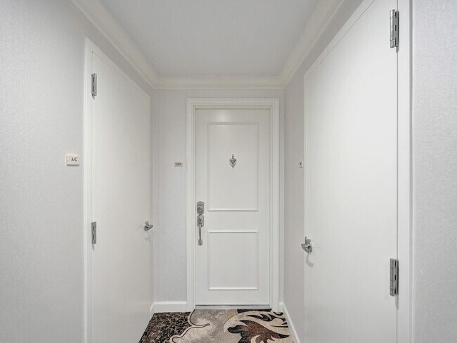 Building Photo - 411 N New River Dr E