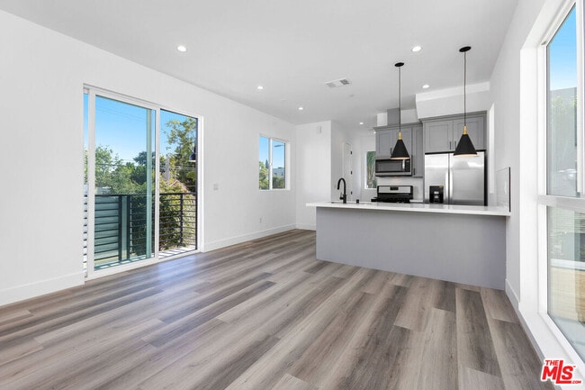 Building Photo - 1253 N Gower St