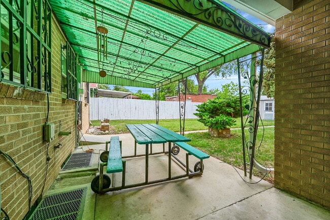 Building Photo - $2,695 - 3 Bed, 1 Bath Updated Home in Den...