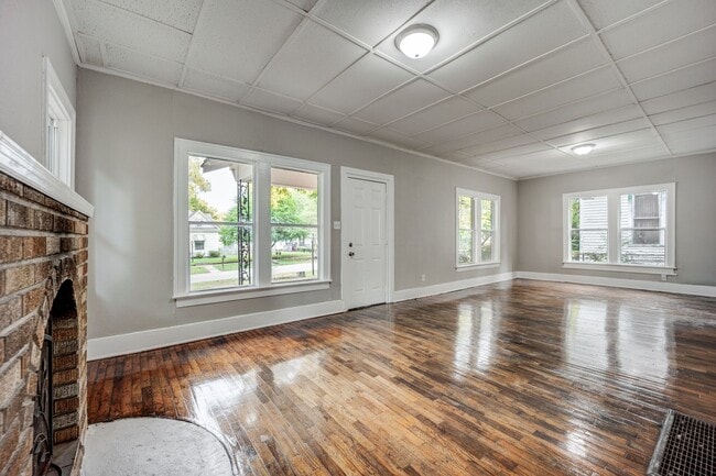 Building Photo - Freshly Updated 3 Bedroom House