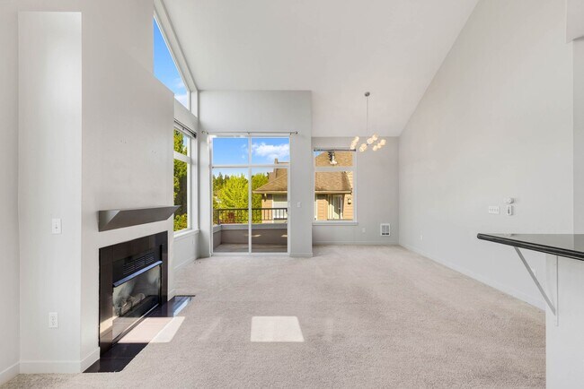 Building Photo - Kirkland Top Floor Large 1 BR+ 1 BA Condo with High Ceilings