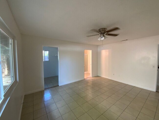 Building Photo - 3bd/2ba Duplex! - Hemet, CA