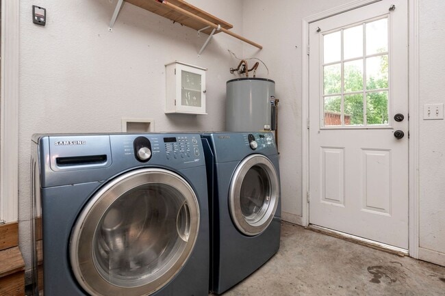 Building Photo - Spacious Bentonville Duplex!