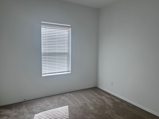 Building Photo - Newer 4 Br, 2 Ba, with the major appliance...